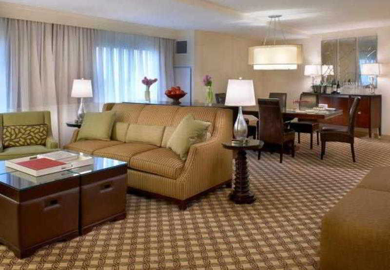 Chicago Marriott Naperville Room photo