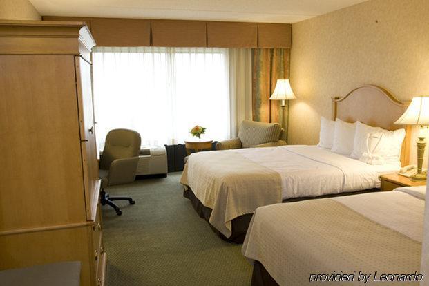Chicago Marriott Naperville Room photo